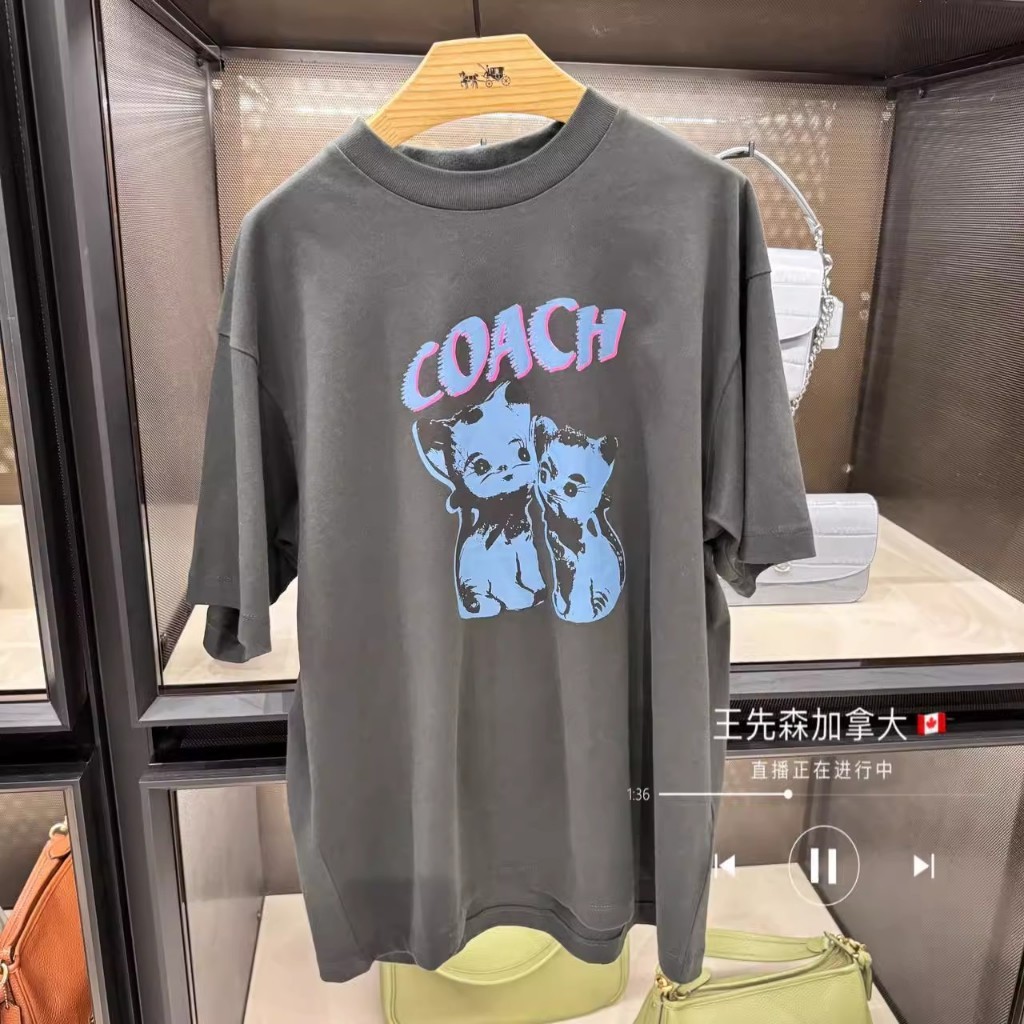 Coach ใหม่ เสื้อยืดคู่รัก แขนสั้น พิมพ์ลายแมว สําหรับผู้หญิง