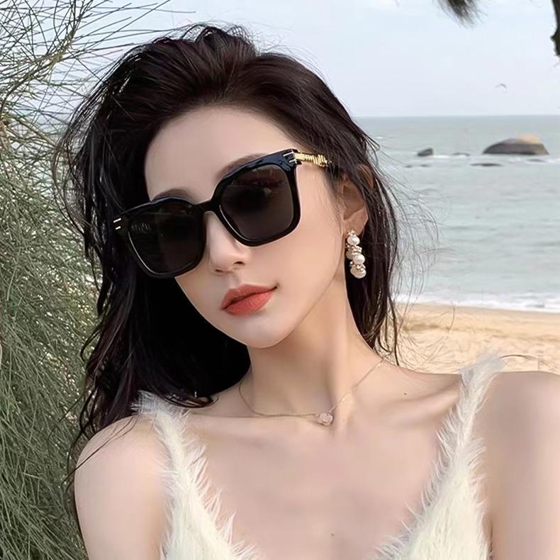 COD❤️แว่นกันแดด หมวกกันแดด Unisex ทรงสี่เหลี่ยม แว่นกรอบใหญ่ แว่นกันแดดแฟชั่นคุณภาพสูง สไตล์ MOMO ราคา ถูกที่สุด ดีลบีเคเค แกลเลอรีภาพที่ 4