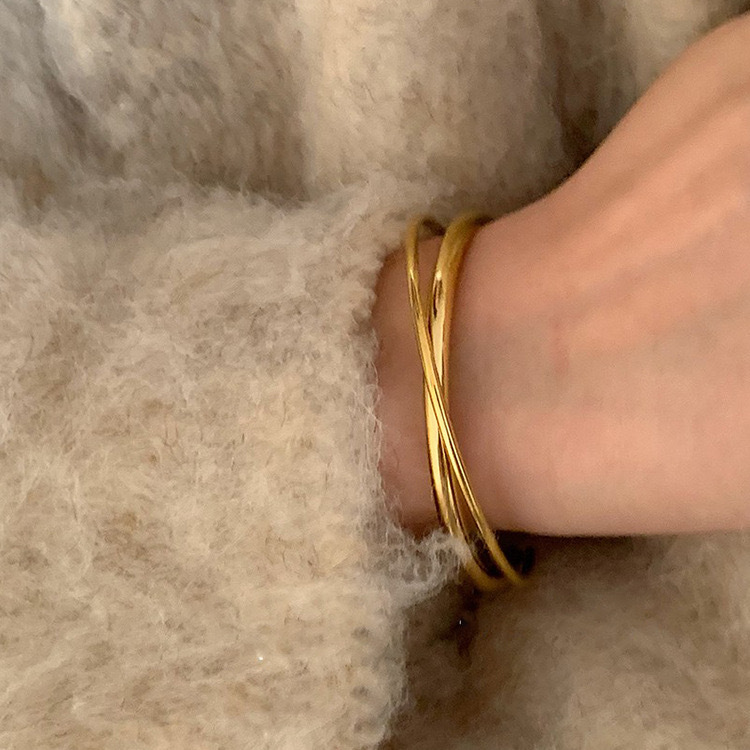 สร้อยข้อมือโลหะ ระดับไฮเอนด์ เข้ากับทุกการแต่งกาย สไตล์เรโทร เรียบง่าย แฟชั่นสําหรับผู้หญิง
