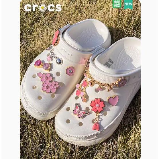 ใหม่ ตัวติดรองเท้า crocs แต่งรูกลวง โลหะ ลายดอกไม้ สีชมพู DIY 2024