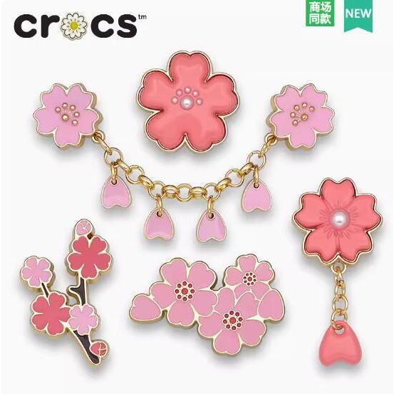 ใหม่ ตัวติดรองเท้า crocs แต่งรูกลวง โลหะ ลายดอกไม้ สีชมพู DIY 2024