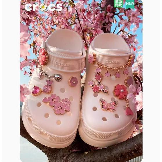 ใหม่ ตัวติดรองเท้า crocs แต่งรูกลวง โลหะ ลายดอกไม้ สีชมพู DIY 2024
