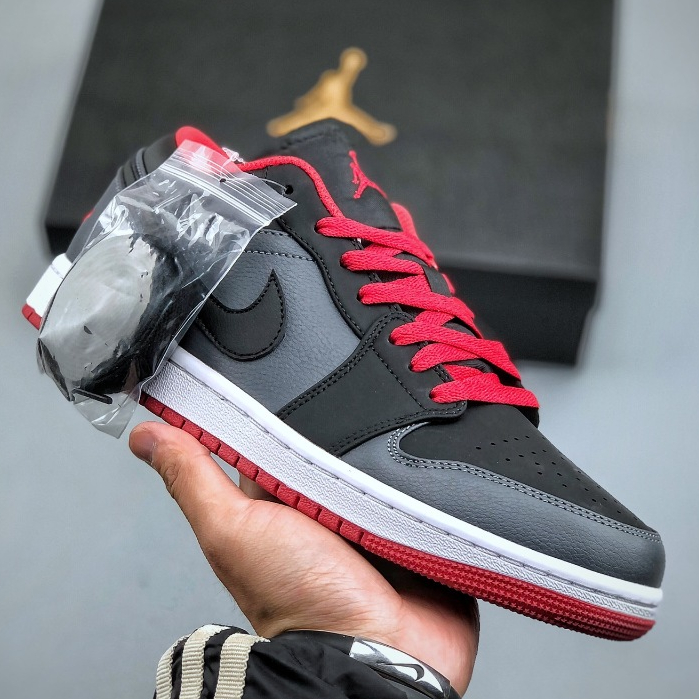 รองเท้าบอร์ด. รองเท้ากีฬา Air Jordan 1 Low AJ1 553558 002