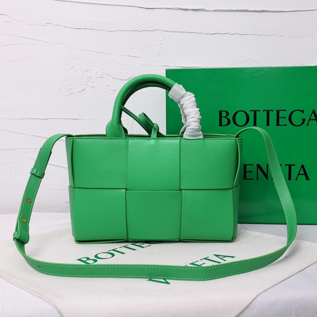[พร้อมส่งพร้อมกล่อง] ใหม่ BVLGARI กระเป๋าถือ Commuter สีเขียวใหม่กระเป๋าสะพายข้างหนังแท้ BALGARI กระเป๋าผู้หญิง