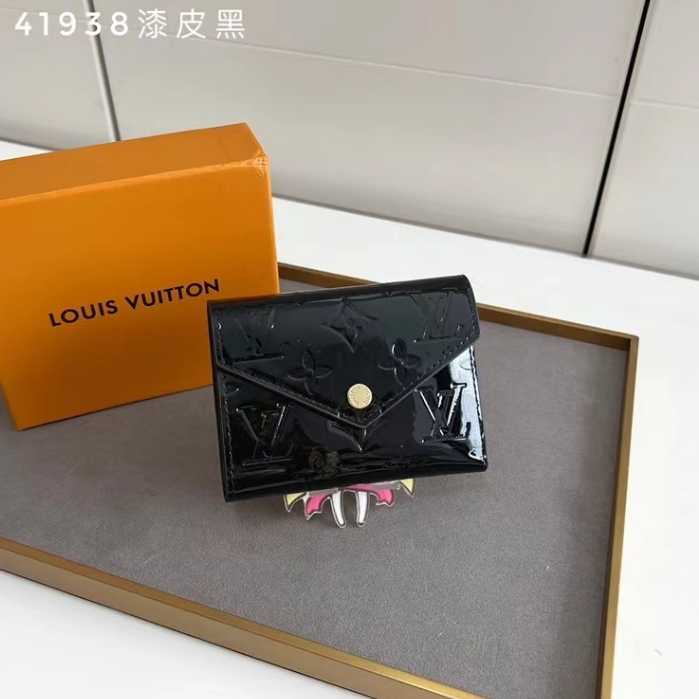 [กล่อง+สินค้าคงคลัง] ของแท้ 100% Louis -Vuitton L-V Lacquer กระเป๋าสตางค์ใบสั้น ลายนูน 41938