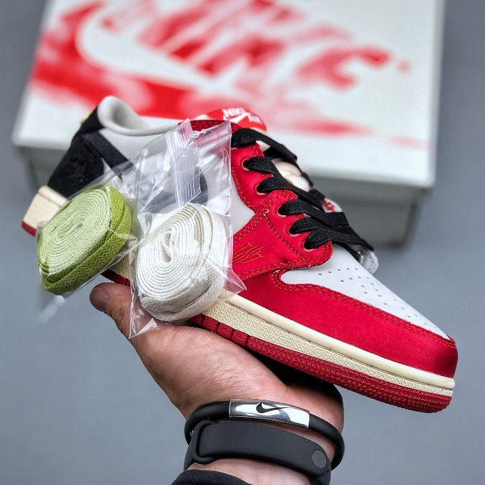 รองเท้าผ้าใบลําลอง Trophy Room x Jordan 1 Low OG "Away" FN0432-100