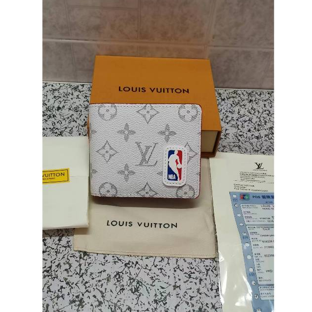 ใหม่ Louis Vuitton LV กระเป๋าสตางค์หนัง ใบสั้น ลายโลโก้ NBA พร้อมกล่อง สําหรับผู้ชาย 80105