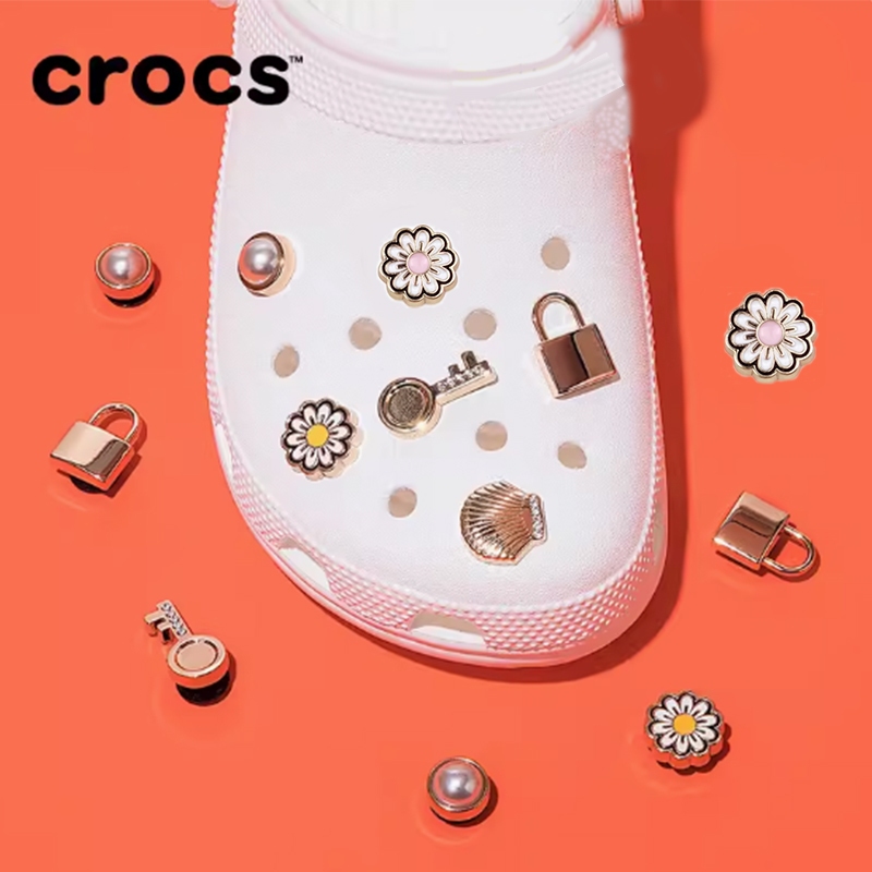 Crocs Wang Junkai Karry Same Style Karry Chibixing อุปกรณ์เสริมรองเท้าลําลอง แต่งรูกลวง ลายดอกเดซี่
