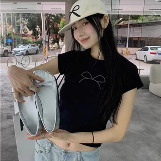 Betty House💟พร้อมส่ง เสื้อยืด เสื้อครอป ครอปน่ารัก แขนสั้นแฟชั่นผู้หญิง แขนสั้นกระชับสัดส่วน พิมพ์ลายโบว์ สไตล์เกาหลี crop top