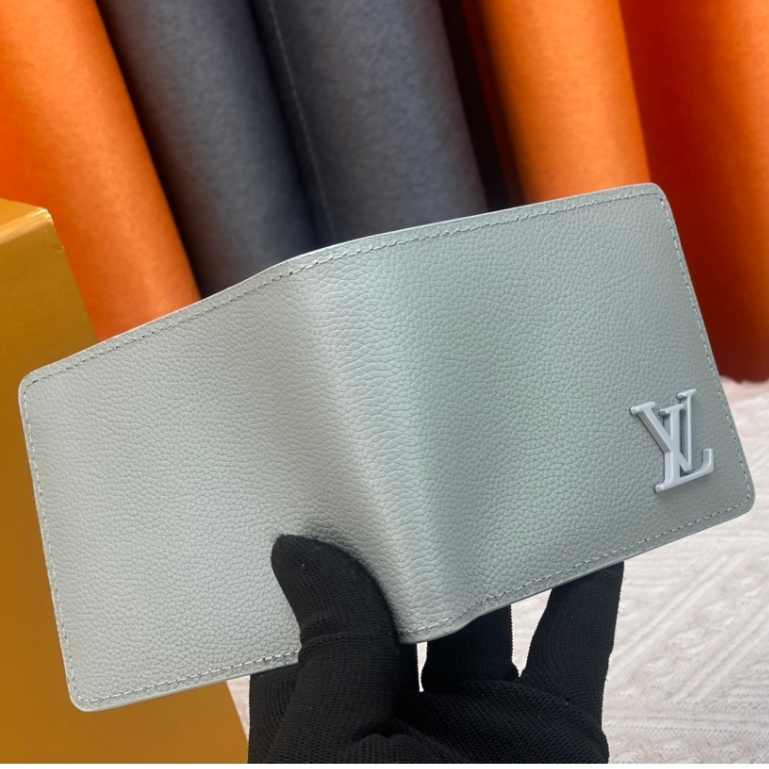 ของแท้ Louis/ Vuitton LV กระเป๋าสตางค์หนัง แบบพับครึ่ง ใส่เหรียญได้ พร้อมกล่อง สําหรับผู้ชาย M60895