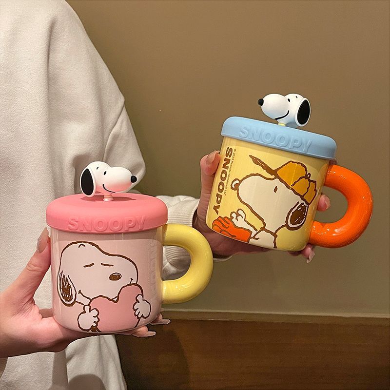 Snoopy แก้วกาแฟของขวัญที่ดูดีของสาวที่มีฝาครอบสําหรับสํานักงานคู่รักที่บ้านถ้วยน้ําเซรามิค