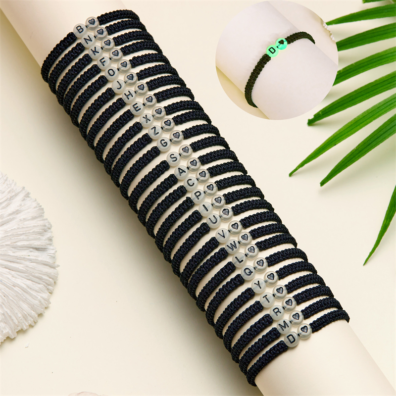 26 ตัวอักษร เรืองแสงในที่มืด ตัวอักษร แฮนด์เมด ถัก เริ่มต้น สร้อยข้อมือ ปรับได้ 