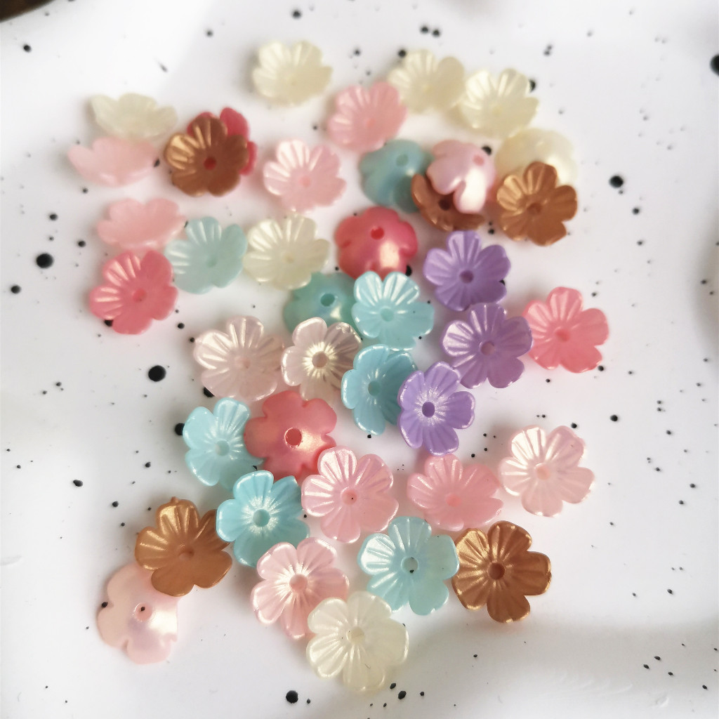 50 ชิ้น/แพ็คที่มีสีสันทาสีอะคริลิคห้ากลีบดอกไม้ Charm ลูกปัดหลวมสําหรับ DIY Handcraft ออกแบบประมาณ 10 มม.y1769