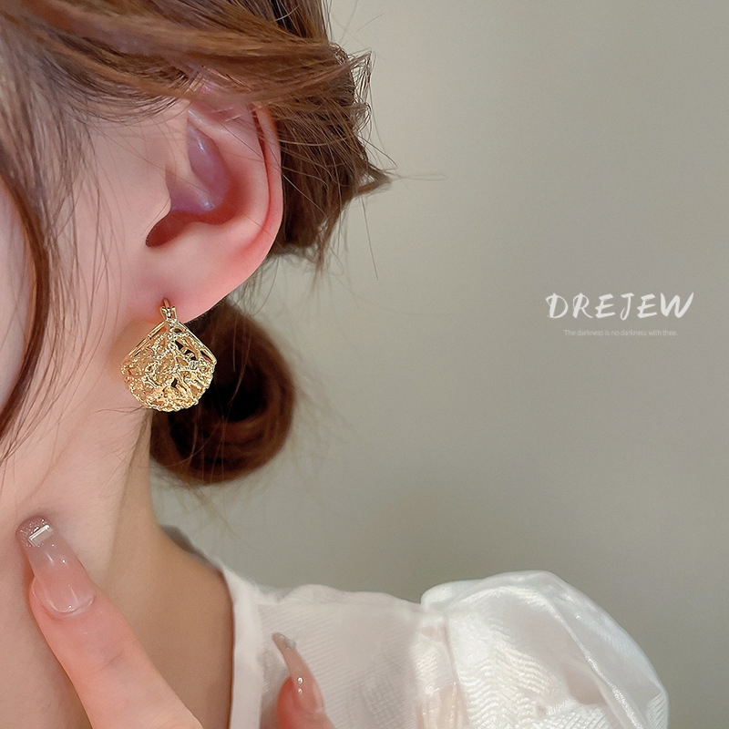 DREJEW ต่างหูโลหะ ชุบทอง 18K จี้ลูกบอลกลวง หรูหรา ใช้แล้วไม่แพ้ ระดับไฮเอนด์