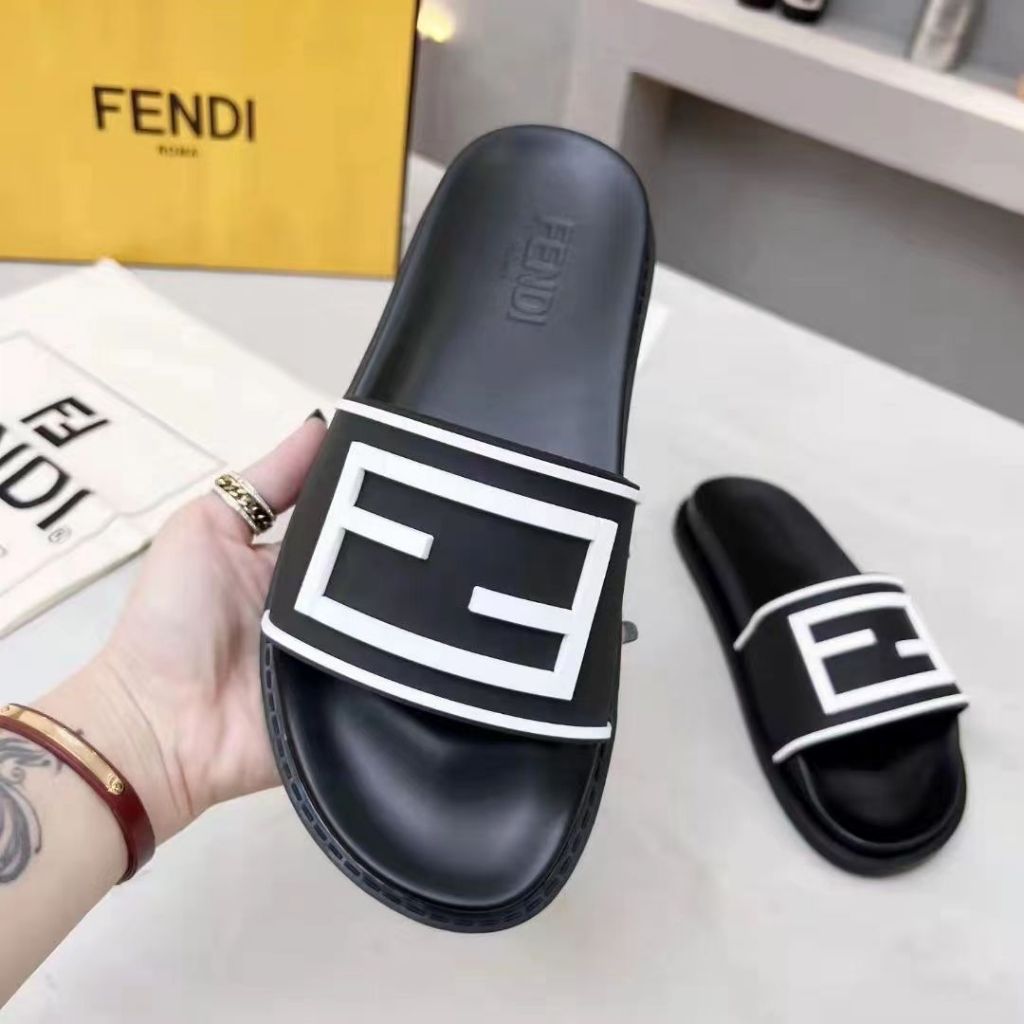 FENDI     รองเท้าแตะ พิมพ์ลาย สไตล์ใหม่ แฟชั่นสําหรับผู้ชาย ผู้หญิง (พร้อมกล่องรองเท้า กระเป๋ารองเท้า ขนาด 35-46)