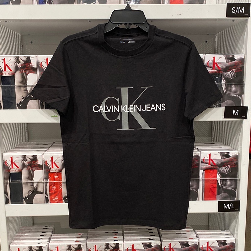 Calvinklein Jeans เสื้อยืดแขนสั้นลําลองพิมพ์ลายคอกลมสําหรับผู้ชายใหม่