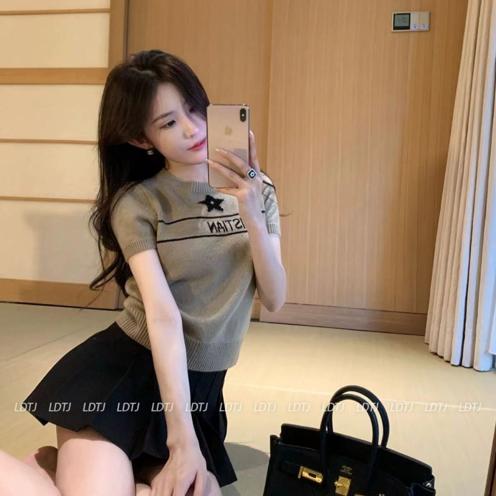 ใหม่ เสื้อยืด ผ้าถัก แบบบาง ปักลาย พร้อมป้ายแท็ก สําหรับผู้หญิง 2024