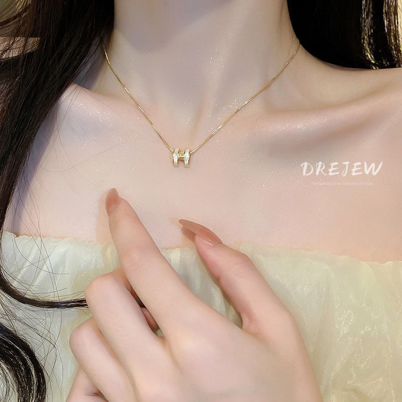 DREJEW สร้อยคอโซ่ทอง 18K จี้เปลือกหอย เพทาย ตัวอักษร สไตล์เกาหลี หรูหรา สําหรับผู้หญิง