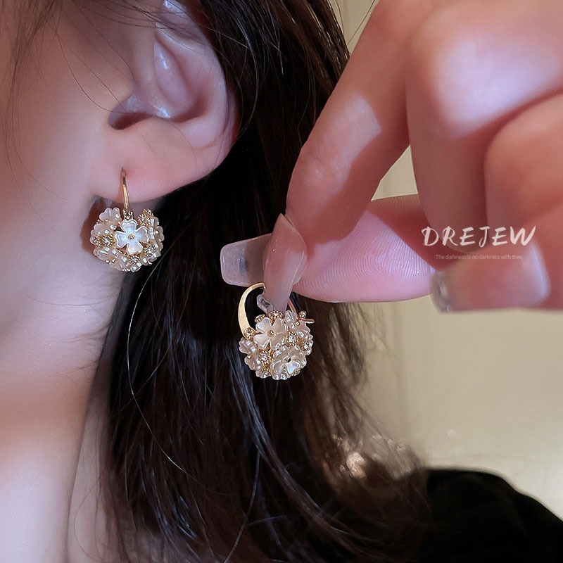 DREJEW ต่างหู ทอง 18K จี้ลูกบอล ประดับเพชร ดอกไม้ สไตล์เกาหลี หรูหรา สําหรับผู้หญิง