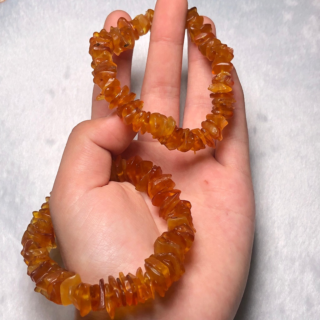 The Charm of Sparkling Amber: สร้อยข้อมือชิป สีเหลืองอําพัน 11 มม.