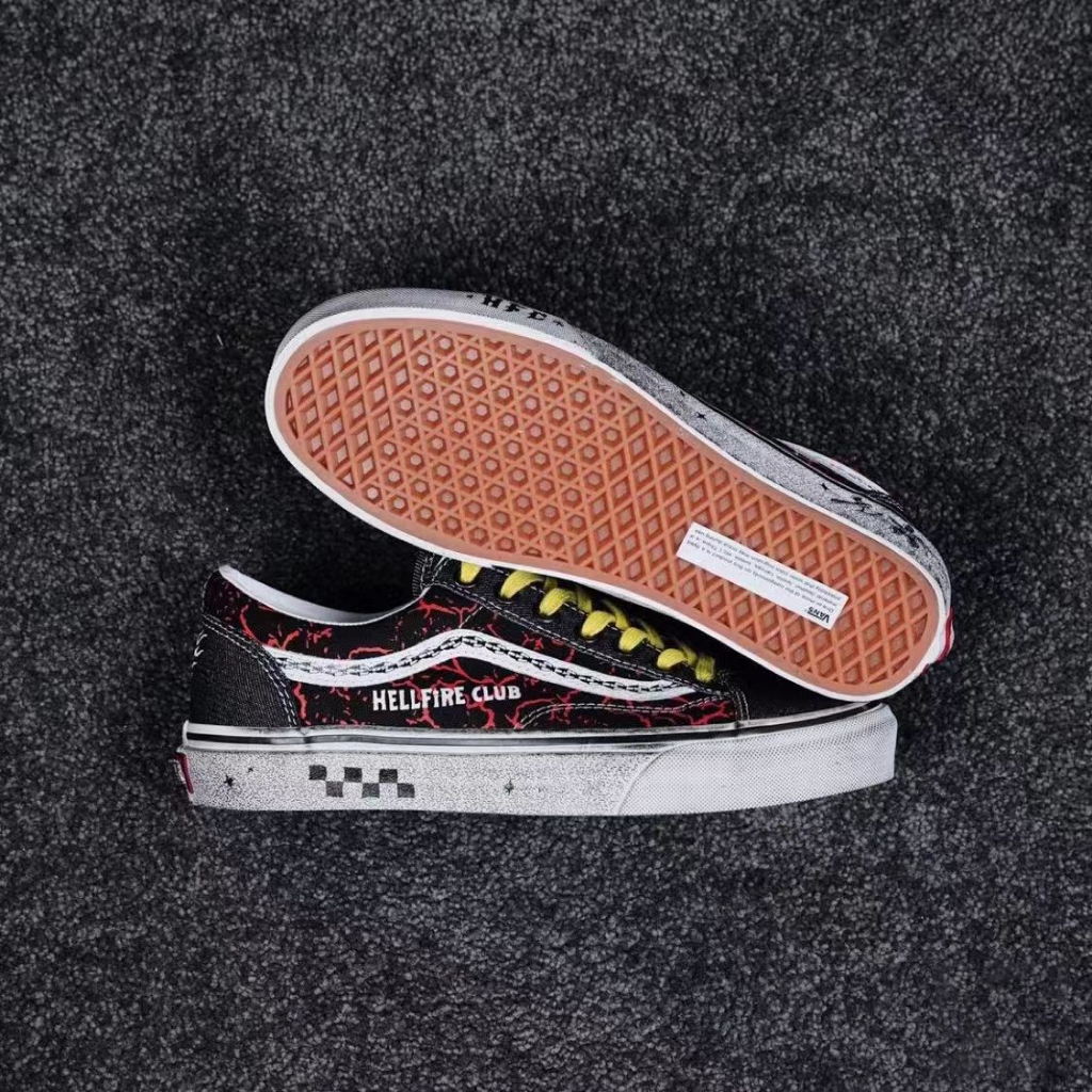 Stranger ThingsxVans style 36 Stranger Things รองเท้าผ้าใบลําลอง กันลื่น ทนต่อการสึกหรอ สําหรับผู้ชาย และผู้หญิง สีดํา สีแดง
