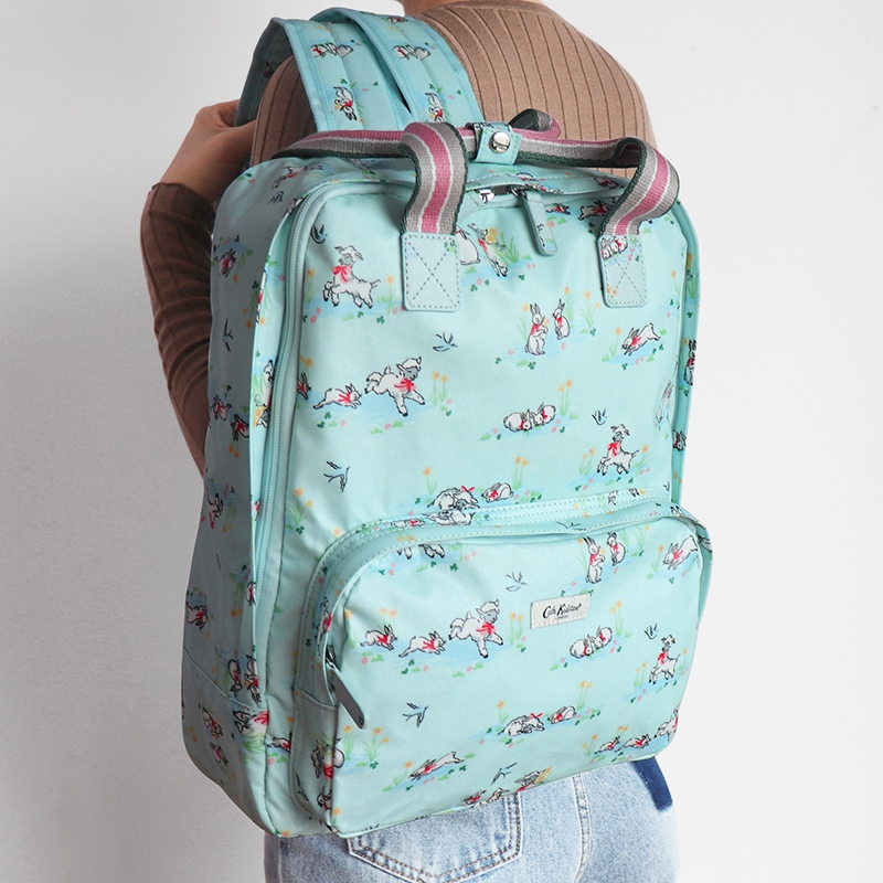 2024 UK Cath Kidston กระเป๋าเป้สะพายหลังหญิงเวอร์ชั่นเกาหลี All-Match กระเป๋านักเรียนนักเรียน Mori Style Street Wear Simple กระเป๋าเป้สะพายหลังแฟชั่นวิทยาลัยผ้าใบกันน้ําพิมพ์กระเป๋าเป้สะพายหลัง