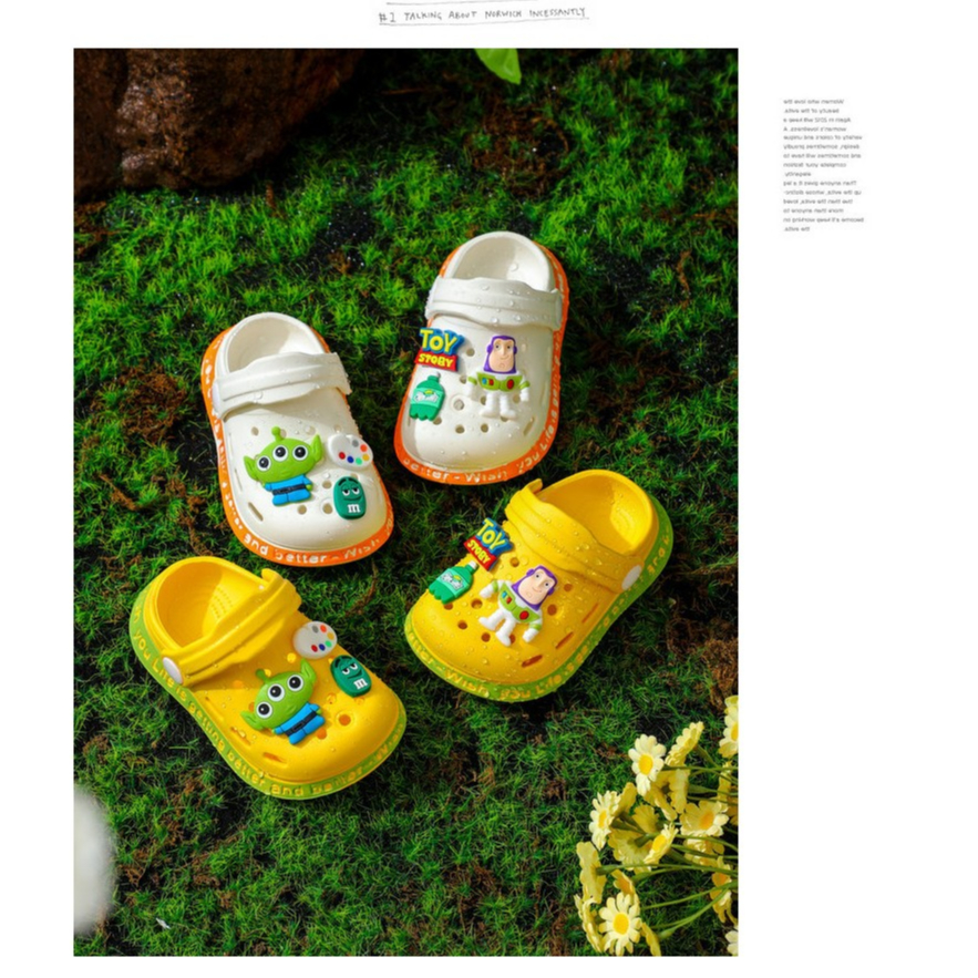 Crocs เด็กเล็ก Disney Toy Story Buzz Lightyear นองเท้าเด็ก การ์ตูน รองเท้าแตะดิสนีย์เด็ก น่ารัก กันลื่น สีดํา สีม่วง สีขาว รองเท้าเตะเด็ก ฤดู