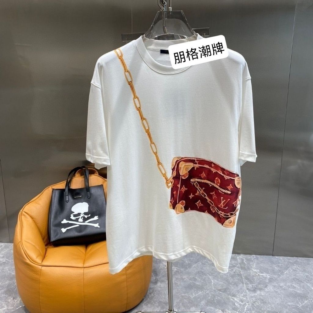 24 L2V ฤดูร้อน แขนสั้น เสื้อยืด ใหม่ กระเป๋า พิมพ์ลายงานฝีมือ ลําลอง ผู้ชายและผู้หญิง พร้อมป้ายเดียวกัน + ฉลาก