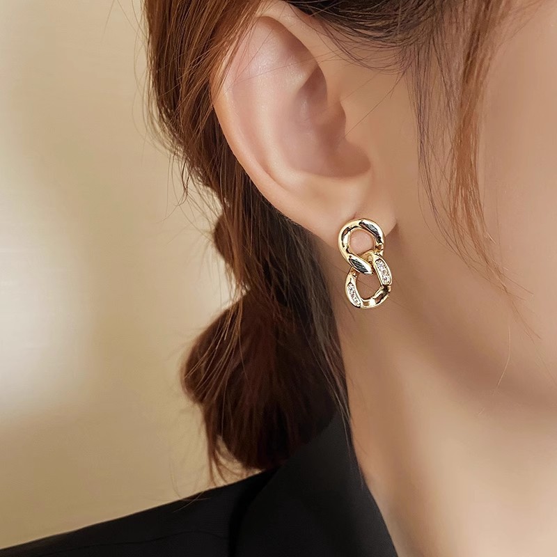 ✨Susan Interlocking ต่างหู Niche Design ต่างหูระดับไฮเอนด์ 2024 สไตล์ใหม่ขายร้อนเงินสเตอร์ลิงเข็มต่างหูเฉพาะ