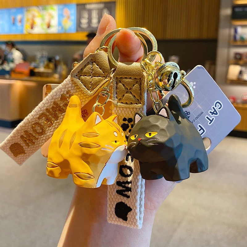 Coffeejoy ของแท้ แกะสลักไม้ สไตล์แมว พวงกุญแจ หญิง น่ารัก สร้างสรรค์ การ์ตูน รถ พวงกุญแจ กระเป๋า จี้ พวงกุญแจ พร้อมส่ง