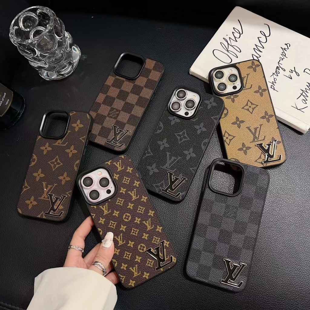 พร้อมส่ง เคสโทรศัพท์มือถือหนังนิ่ม ลายโลโก้ สไตล์ยุโรป และอเมริกา แนวคลาสสิก สีพื้น สําหรับทุกเพศ เคสโทรศัพท์มือถือ กันลื่น กันรอยขีดข่วน สําหรับ iPhone15.15pro.15proMax. 14.14 pro.14plus.14 proMax.13.13pro.13proMax.12.12pro.12proMax.11.11pro.11proMax....