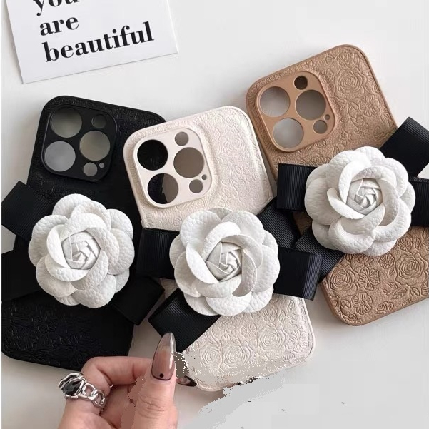3D BLACK Camellia ดอกไม้สีดําสีขาวสีน้ําตาลหนังเคสโทรศัพท์สําหรับ Iphone 17 16promax 15promax 15plus 14 13pro max 12 11 Pro max xsmax XR X XS