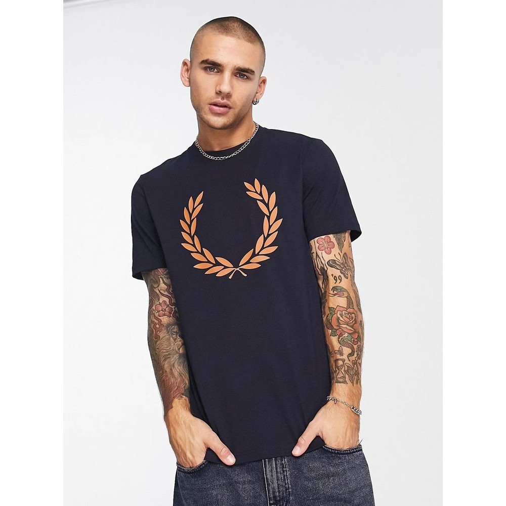 Fred PERRY เสื้อยืดแขนสั้นผู้ชายใหม่ลําลองผ้าฝ้ายแท้พิมพ์เสื้อคอกลมด้านล่าง