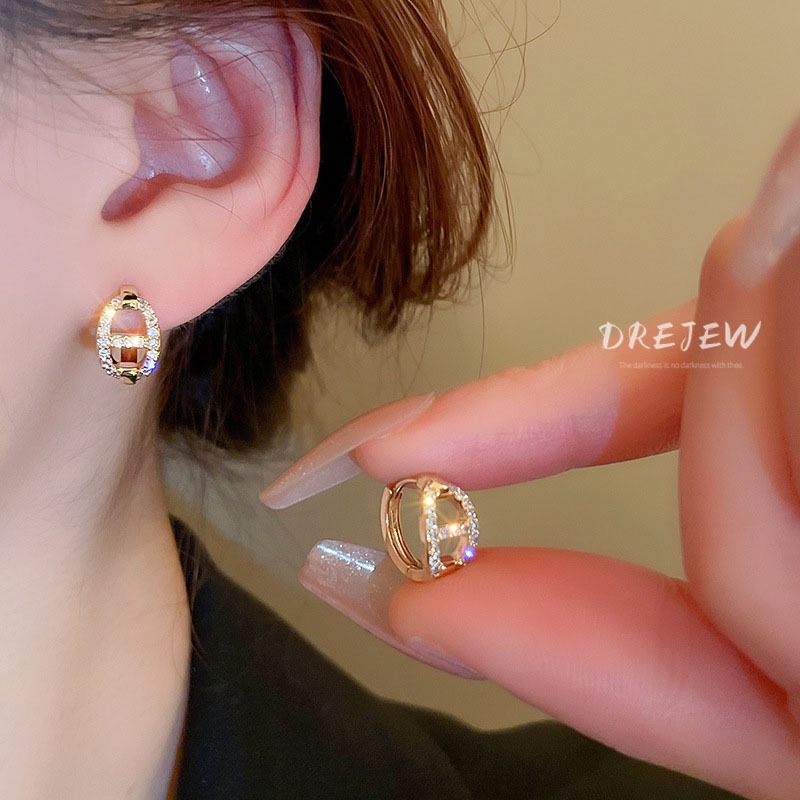 DREJEW ต่างหูทอง 18K ประดับเพทาย รูปหมู หรูหรา เหมาะกับคนแพ้ง่าย