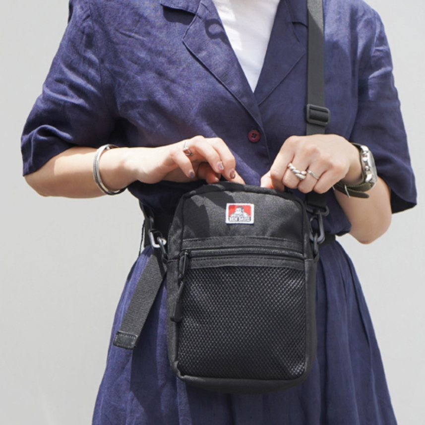 Ben Davis Men กระเป ๋ า Messenger กันน ้ ําแฟชั ่ นสลิงกระเป ๋ าผู ้ หญิง Crossbody Bagpack