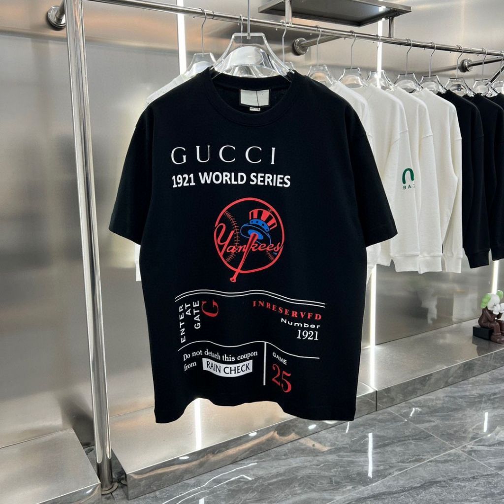 ใหม่ GU1 เสื้อยืดลําลอง ผ้าฝ้าย แขนสั้น คอกลม ทรงหลวม ลายป้ายแท็กเดียวกัน แฟชั่นฤดูใบไม้ผลิ และฤดูร้อน สําหรับผู้ชาย และผู้หญิง 2024