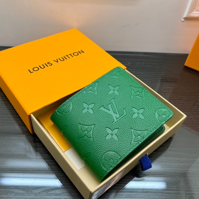 พร้อมส่ง ของแท้ Louis Vuitton LV กระเป๋าใส่เหรียญ แบบหนังนูน พับได้ สีเขียว สําหรับผู้ชาย M81548