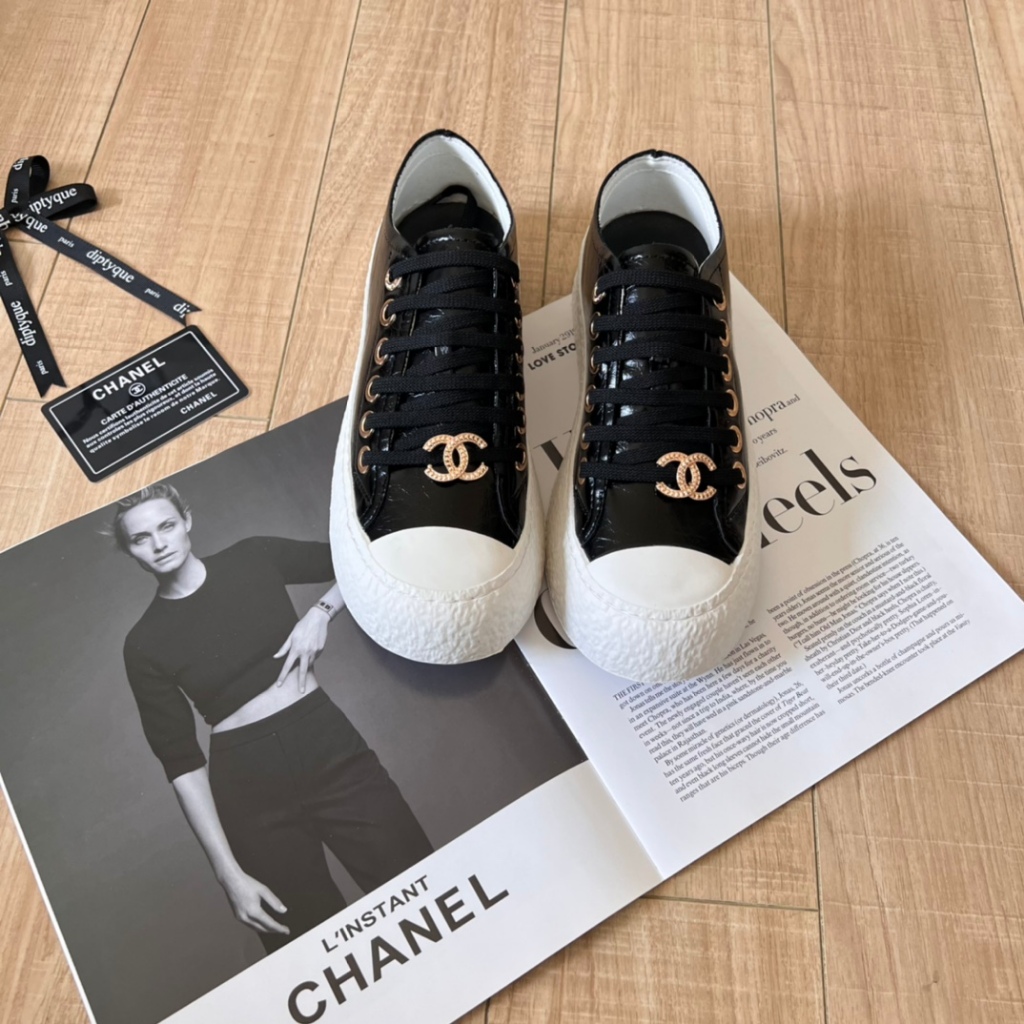 Chanel ใหม่ รองเท้าผ้าใบลําลอง ส้นหนา สีขาว เข้ากับทุกการแต่งกาย สําหรับสตรี 2024