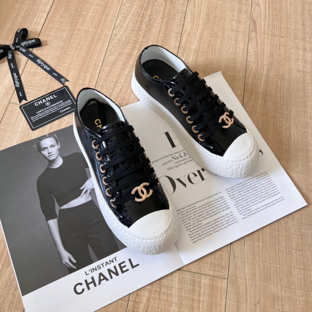 Chanel ใหม่ รองเท้าผ้าใบลําลอง ส้นหนา ขนาดใหญ่ สีขาว เข้ากับทุกการแต่งกาย สําหรับสตรี เหมาะกับการเล่นบิสกิต 2024