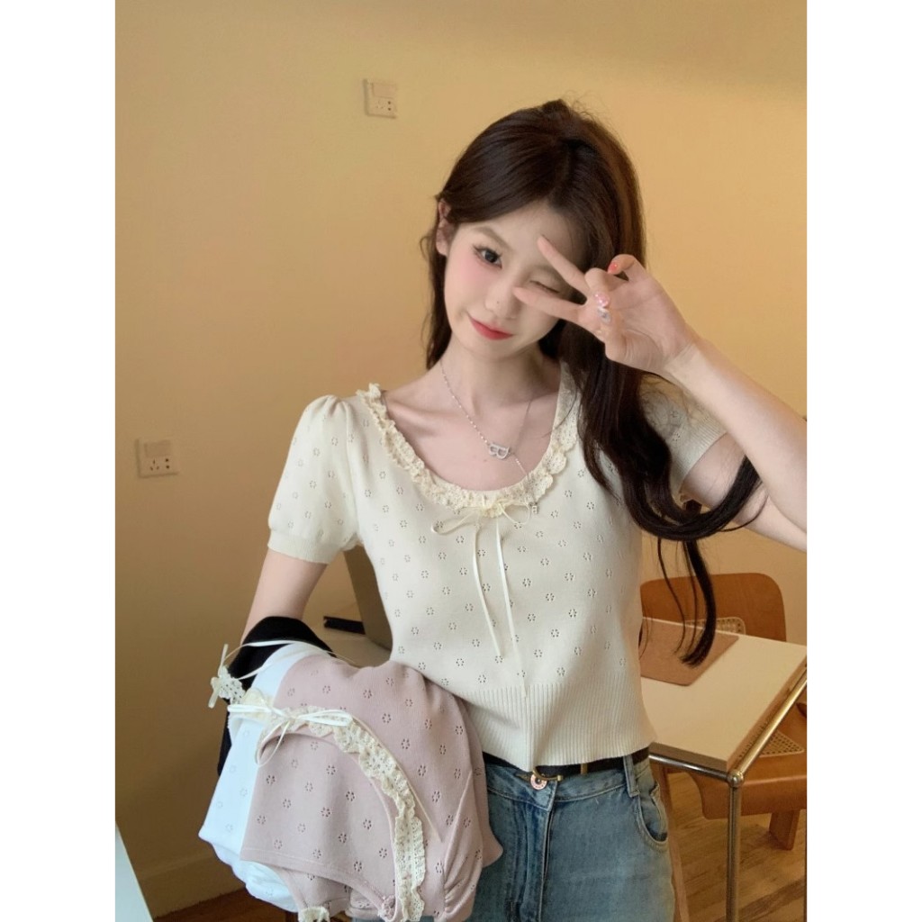 เสื้อยืดผู้หญิงแขนสั้น คอกลม ผ้าถักลูกไม้ โบว์ผูกหน้าอก ทรงรัดรูป เอวลอย สไตล์เกาหลี มินิมอล น่ารัก ใส่เที่ยว