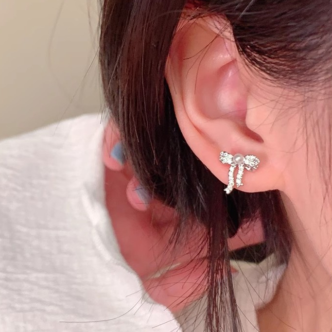 Susan ประณีต Simple Bow Pearl ต่างหูที่ไม่ซ้ํากัน ins Niche Design High-End ต่างหูเงินสเตอร์ลิงต่างหูประณีตขนาดเล็ก
