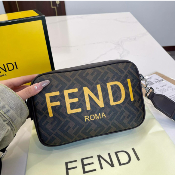 [กล่องของขวัญ] กระเป๋าคาดอก PVC พิมพ์ลาย Fendi ทรงสี่เหลี่ยม ขนาดเล็ก ทนทาน สําหรับผู้ชาย 7M0286