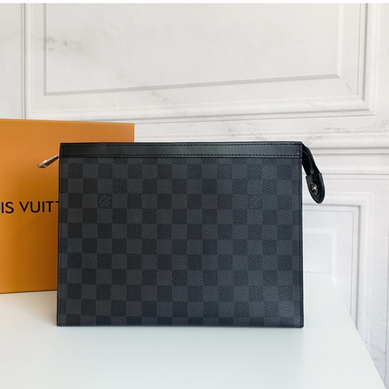 【 กล่อง + สต็อก 】กระเป๋าถือ หนังแท้ LV / Louis Vuitton Pochette Voyage ขนาดกลาง สําหรับผู้ชาย
