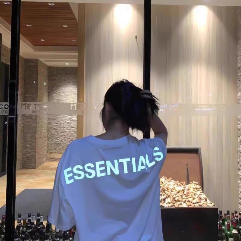 เสื้อยืดแขนสั้น พิมพ์ลายตัวอักษร FOG แบบสะท้อนแสง ทรงหลวม สไตล์สตรีท แฟชั่นคู่รัก สําหรับผู้ชาย และผู้หญิง
