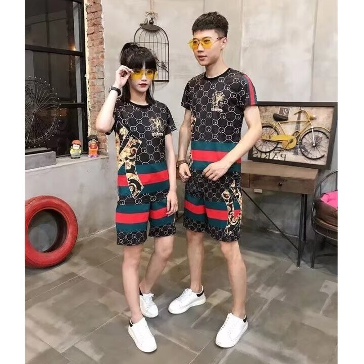 ชุดเสื้อแขนสั้น คอกลม พิมพ์ลายทาง และกางเกงขาสั้น สไตล์เรโทร คลาสสิก แฟชั่นฤดูร้อน สําหรับคู่รัก