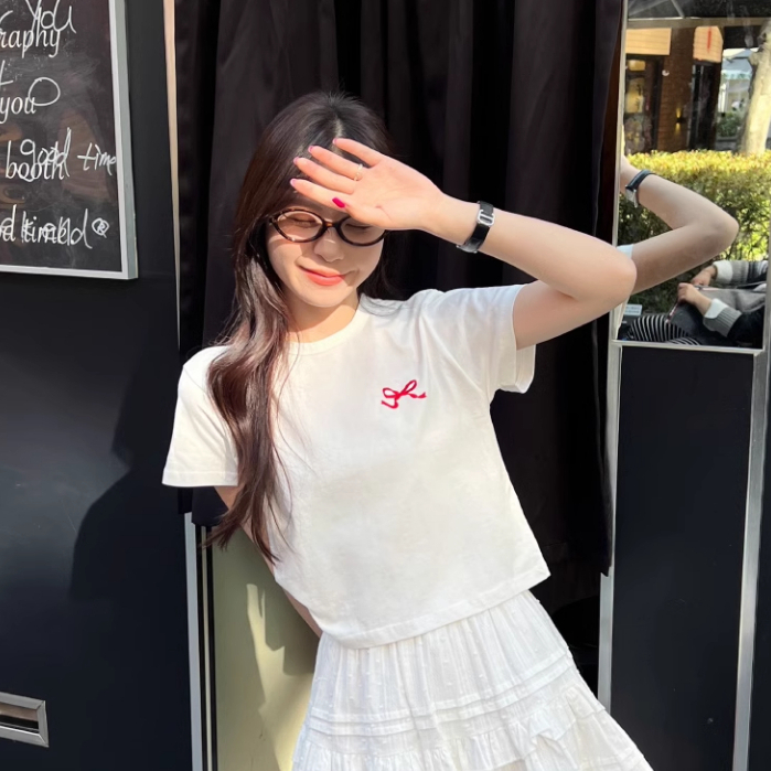 suitcute เสื้อยืดขาว เสื้อยืด คอกลม เปิดไหล่ เข้ารูป พิมพ์ลายโบว์ สีพื้น สําหรับผู้หญิง
