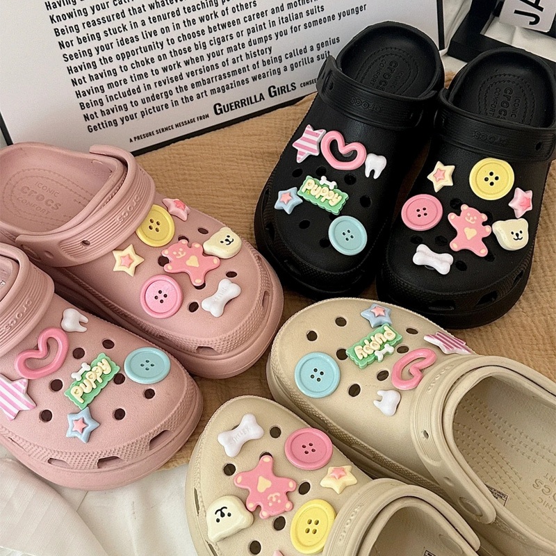 13ชิ้นน่ารักหมีปุ่มชุด จิbz โคร รองเท้าเสน่ห์ชุดรองเท้าดอกไม้ตกแต่งหัวเข็มขัดอุปกรณ์เสริมรองเท้าชายหาดตกแต่งของขวัญสําหรับสาวๆ