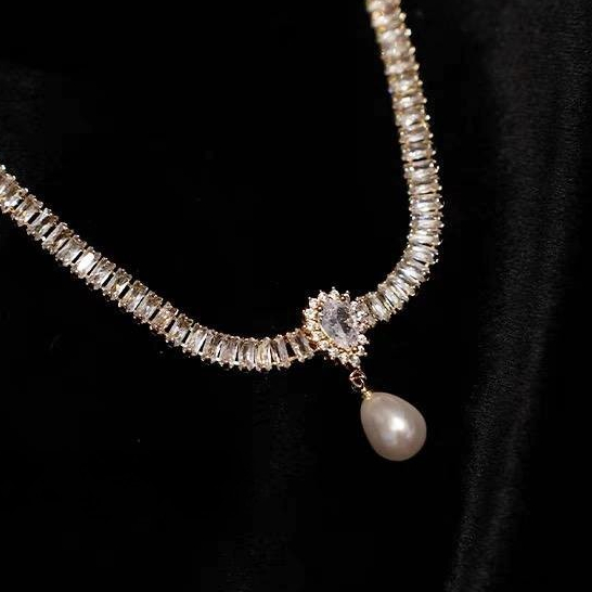 Simple All-Match สร ้ อยคอคริสตัล High-End หรูหรา Retro Heavy Industry สร ้ อยคอหญิงทองแดงฝัง Zircon Baroque Water Drop Pearl