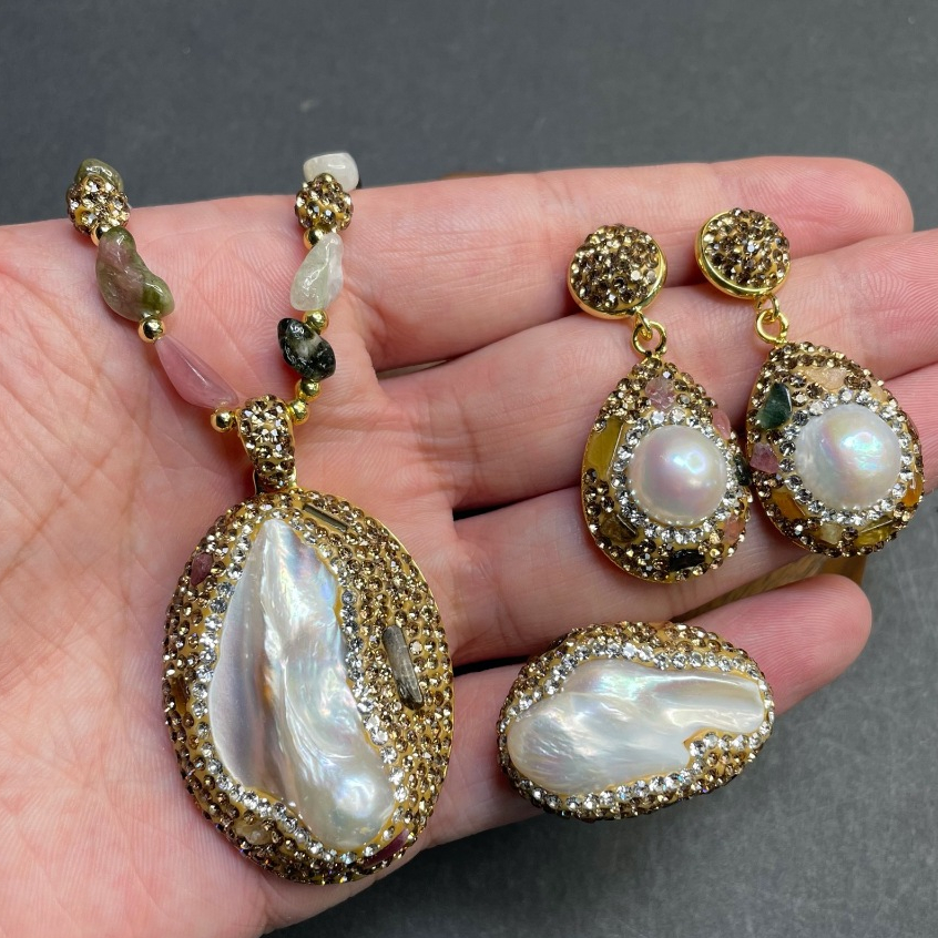 ทัวร ์ มาลีนไข ่ มุกน ้ ําจืดบาร ็ อคธรรมชาติชุดสามชิ ้ น