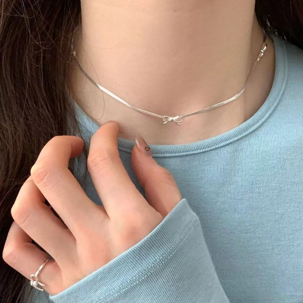 เงินสเตอร์ลิงโบว์งูกระดูกสร้อยคอผู้หญิงใหม่เรียบง่ายแสงหรูหราเฉพาะกลุ่มออกแบบโซ่ไหปลาร้า